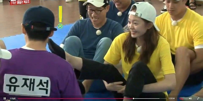 Những lần Jeon So Min chiếm sóng, bạo lực với loạt khách mời: Từ nắm tóc nữ idol kéo lê xềnh xệch đến đạp mạnh BLACKPINK - Ảnh 9.