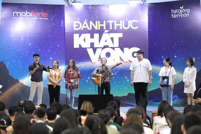 Chuỗi chương trình “Đánh thức khát vọng” được sinh viên và học sinh TP.HCM đón nhận đầy hào hứng - Ảnh 2.
