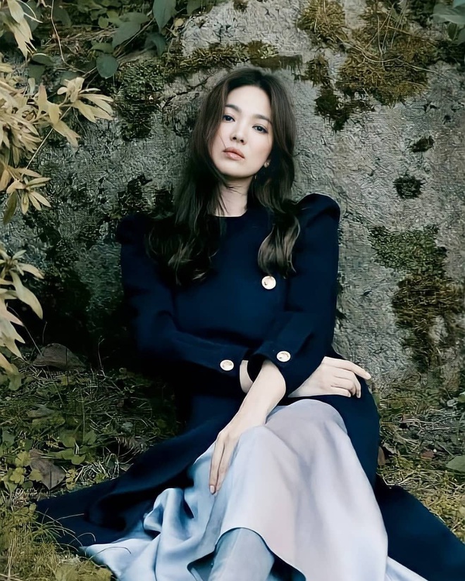 Song Hye Kyo gây xôn xao vì bộ ảnh mới: Gương mặt cứng đơ và dừ hơn hẳn, nghi PTS ít nên nhan sắc thật bị bóc trần - Ảnh 2.