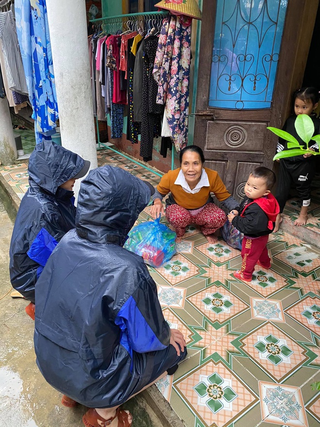 1500 suất hàng Hoa hậu Kỳ Duyên - Minh Triệu mang đi cứu trợ miền Trung bị nước tràn vào làm hỏng gần hết - Ảnh 4.