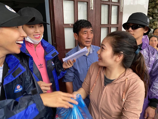 1500 suất hàng Hoa hậu Kỳ Duyên - Minh Triệu mang đi cứu trợ miền Trung bị nước tràn vào làm hỏng gần hết - Ảnh 3.