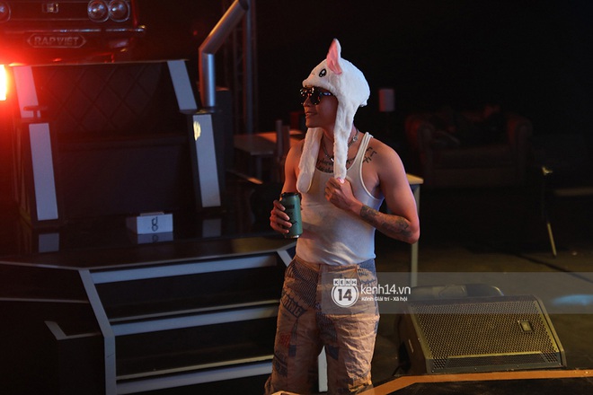 Độc quyền hậu trường Rap Việt: Wowy đeo tai thỏ chạy quanh sân khấu phá Tez - Ảnh 3.