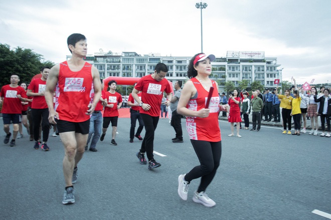 Những hình ảnh tràn đầy tình yêu, niềm tin, tinh thần Việt Nam của những người chạy tiếp sức “Lên cùng Việt Nam” - Ảnh 1.