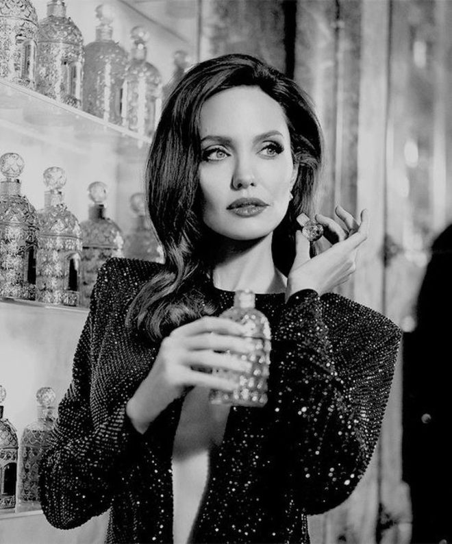 Bộ ảnh tạp chí cũ đầy quý tộc của Angelina Jolie bỗng hot lại: Đúng là nữ hoàng nhan sắc, bảo sao Brad Pitt từng mê muội - Ảnh 5.