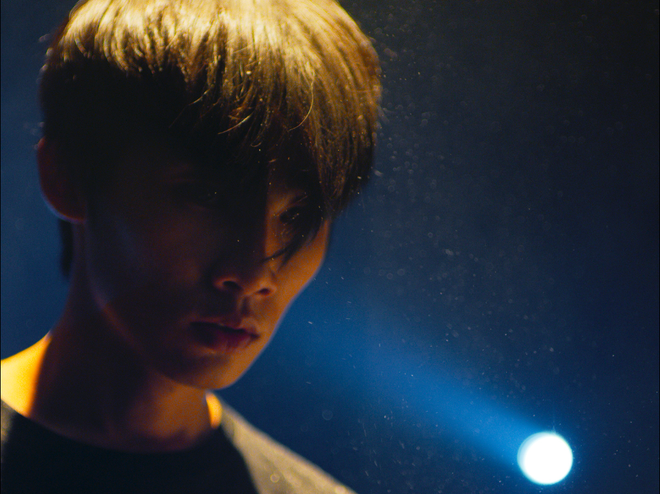 Cùng một ngày, Wowy đọc thơ trong phiên bản mới ca khúc nhạc phim Ròm, Trương Quỳnh Anh ra MV đầu tư hoành tráng - Ảnh 5.