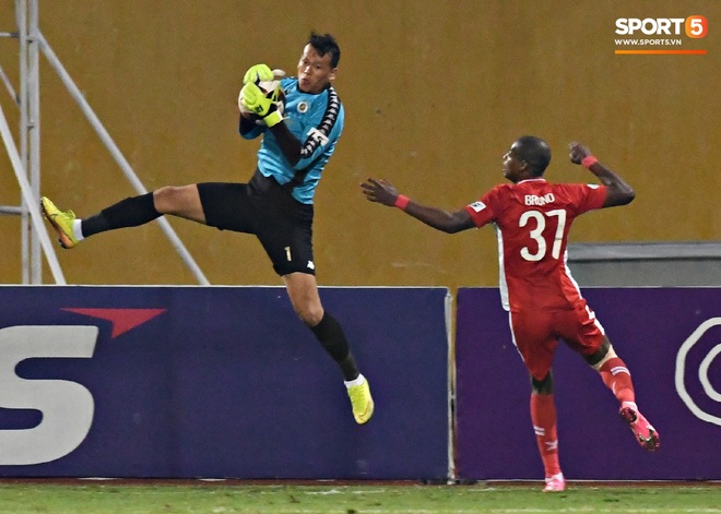 Quang Hải biểu diễn kỹ năng đỡ bóng không cần nhìn cực điệu nghệ, đi bóng khiến hàng thủ Viettel FC hỗn loạn - Ảnh 11.