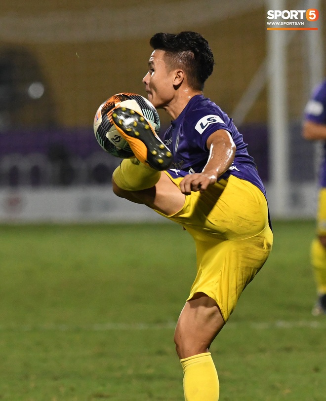 Quang Hải biểu diễn kỹ năng đỡ bóng không cần nhìn cực điệu nghệ, đi bóng khiến hàng thủ Viettel FC hỗn loạn - Ảnh 2.