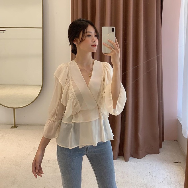 Chỉ bỏ ra từ 300k, các nàng đã sắm được áo blouse tiểu thư đẹp mê để đi cà phê trà bánh sống ảo cuối tuần - Ảnh 1.