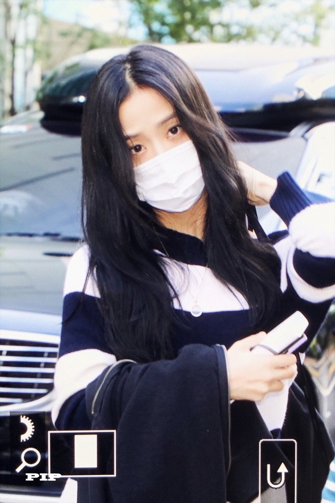 Hoa hậu Jisoo (BLACKPINK) lộ ảnh chụp vội đi làm: Trễ nải khoe vai nõn nà, khoảnh khắc tóc bay đẹp đến mức đèn flash dìm không nổi - Ảnh 11.
