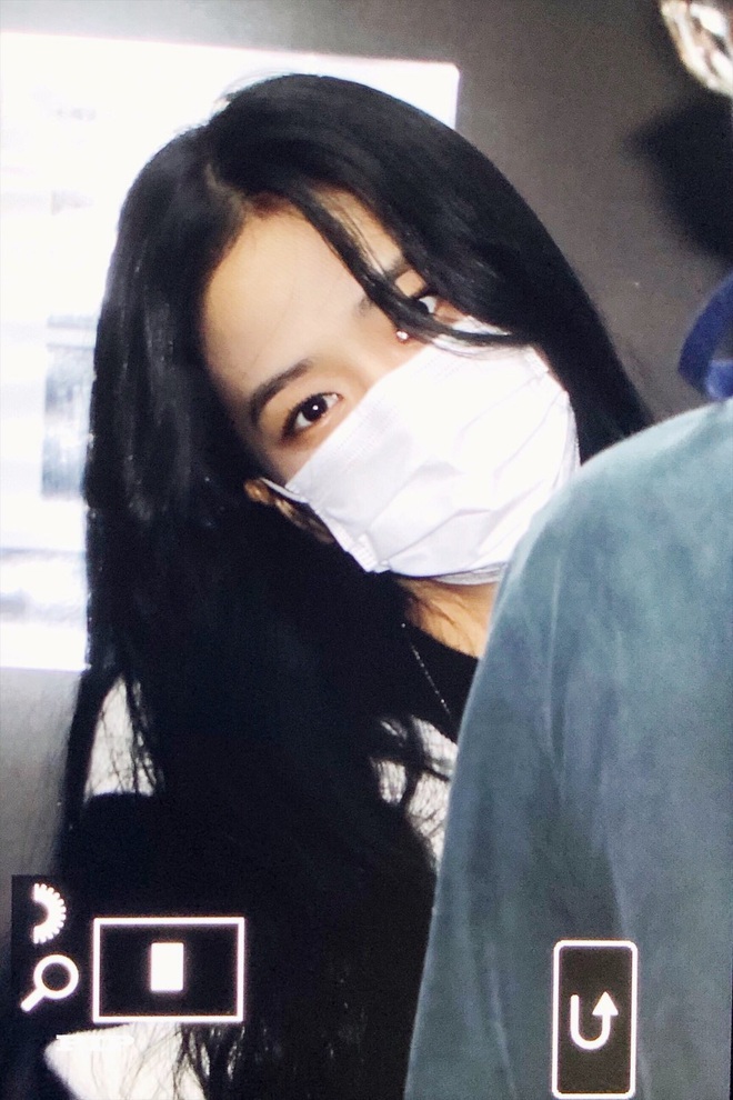 Hoa hậu Jisoo (BLACKPINK) lộ ảnh chụp vội đi làm: Trễ nải khoe vai nõn nà, khoảnh khắc tóc bay đẹp đến mức đèn flash dìm không nổi - Ảnh 9.