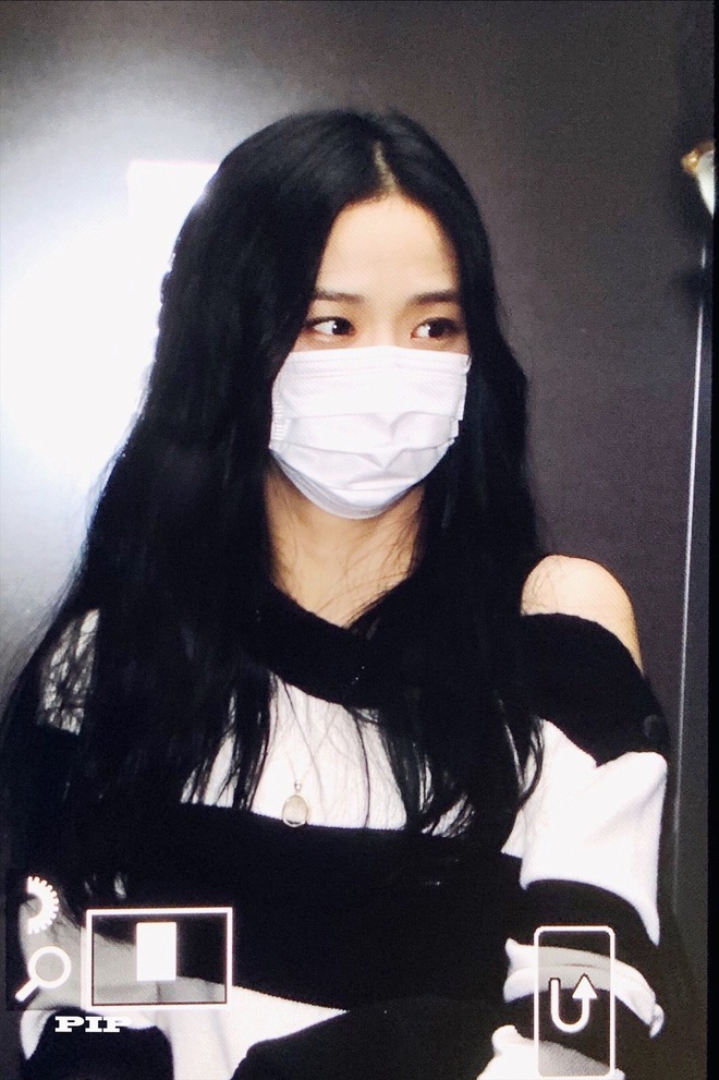 Hoa hậu Jisoo (BLACKPINK) lộ ảnh chụp vội đi làm: Trễ nải khoe vai nõn nà, khoảnh khắc tóc bay đẹp đến mức đèn flash dìm không nổi - Ảnh 12.