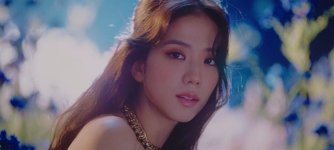 Hoa hậu Jisoo (BLACKPINK) lộ ảnh chụp vội đi làm: Trễ nải khoe vai nõn nà, khoảnh khắc tóc bay đẹp đến mức đèn flash dìm không nổi - Ảnh 16.