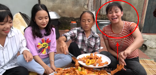 Đồ ăn chưa đến miệng đã xuýt xoa khen ngon, nhân vật chị áo sọc ở vlog của bà Tân bất ngờ trở thành tâm điểm bàn tán - Ảnh 2.