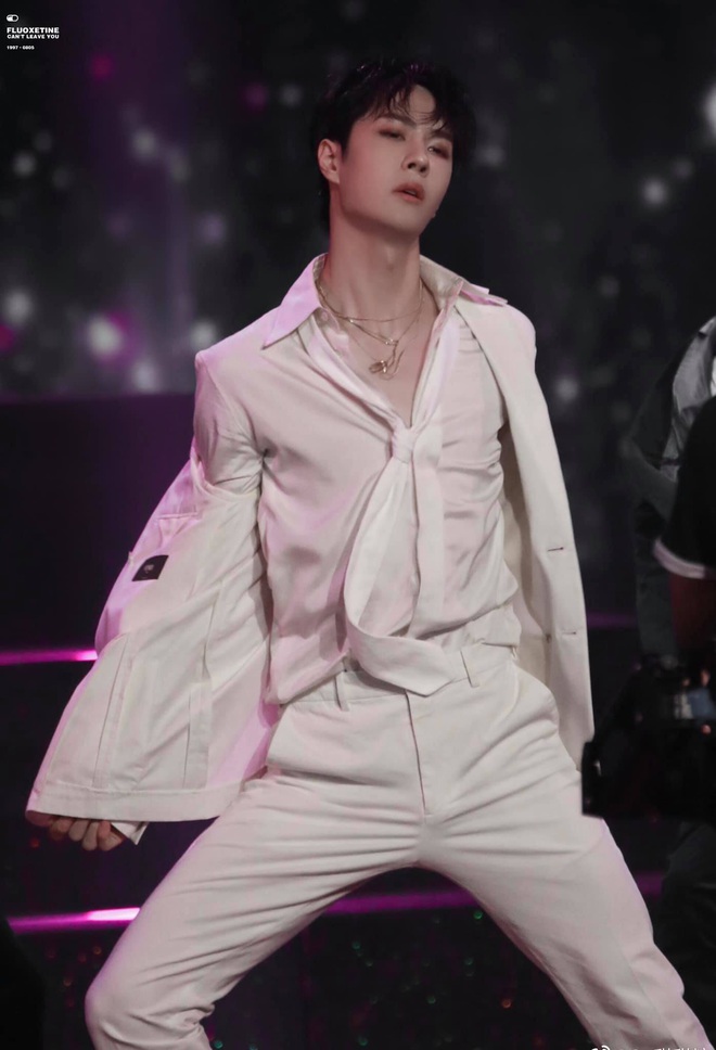 Vương Nhất Bác gây sốt MXH với sân khấu nhảy quá sexy, đúng là thành viên nhóm nhạc được đào tạo bởi YG có khác! - Ảnh 4.