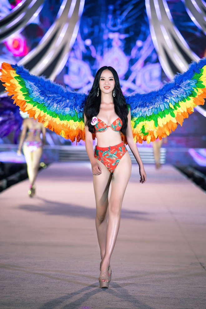 Nóng hừng hực Top 35 HHVN 2020 trình diễn bikini như Victoria’s Secret: Người khoe vòng 1 siêu khủng, kẻ lộ khuyết điểm rõ rệt - Ảnh 10.