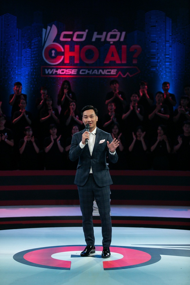 MC Thành Trung xin phép trực tiếp nhà báo Lại Văn Sâm khi một lần nữa thay thế ông làm host show thực tế - Ảnh 1.