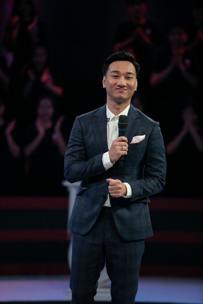 MC Thành Trung xin phép trực tiếp nhà báo Lại Văn Sâm khi một lần nữa thay thế ông làm host show thực tế - Ảnh 2.