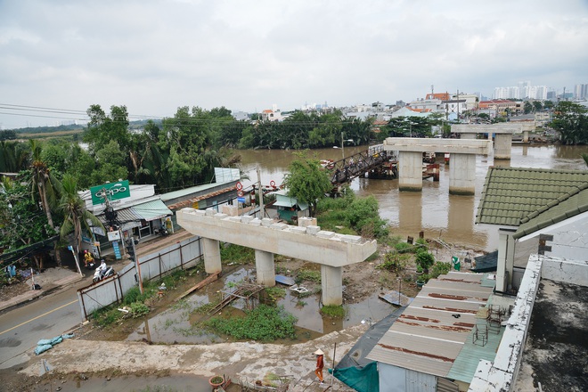 Những cây cầu hàng trăm tỷ xây mãi chưa xong, có dự án làm được một nửa rồi bỏ mặc gần 20 năm ở Sài Gòn - Ảnh 4.