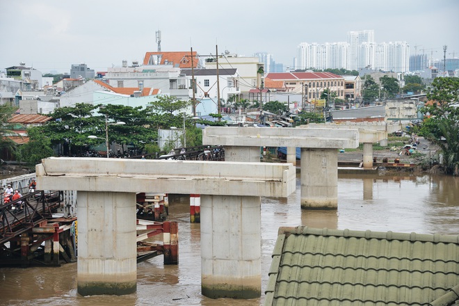 Những cây cầu hàng trăm tỷ xây mãi chưa xong, có dự án làm được một nửa rồi bỏ mặc gần 20 năm ở Sài Gòn - Ảnh 5.