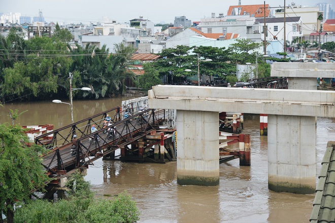 Những cây cầu hàng trăm tỷ xây mãi chưa xong, có dự án làm được một nửa rồi bỏ mặc gần 20 năm ở Sài Gòn - Ảnh 6.