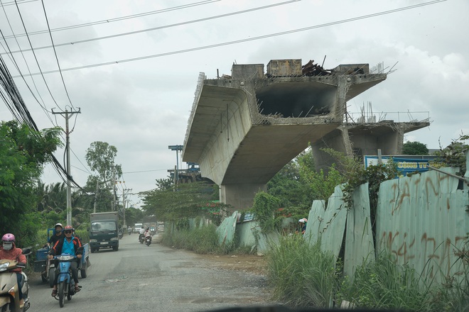 Những cây cầu hàng trăm tỷ xây mãi chưa xong, có dự án làm được một nửa rồi bỏ mặc gần 20 năm ở Sài Gòn - Ảnh 2.