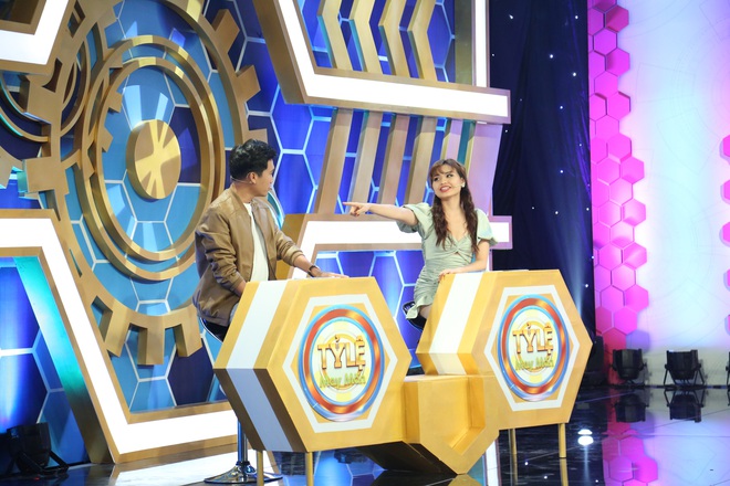 Xuân Nghị - Lê Lộc hết tình tứ lại giận dỗi nhau tại phim trường gameshow - Ảnh 3.