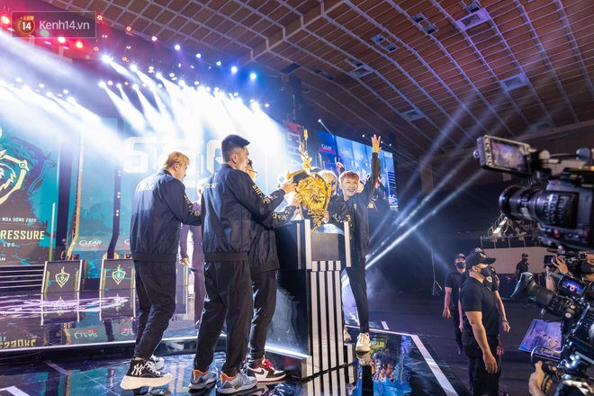 Nhìn lại khoảnh khắc Saigon Phantom lên ngôi vô địch ĐTDV Mùa Đông 2020, BronzeV bật khóc nức nở vì hạnh phúc! - Ảnh 13.