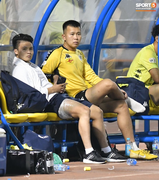 Quang Hải bất ngờ tập tễnh rời sân trong trận đấu cuối cùng của mùa giải và lý do đằng sau - Ảnh 1.