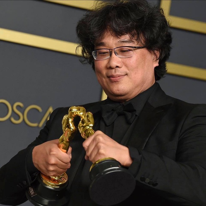 Cưng hết nấc khoảnh khắc Bong Joon Ho ngồi xổm tại cánh gà Oscar vì quá choáng váng khi Parasite làm nên lịch sử - Ảnh 9.