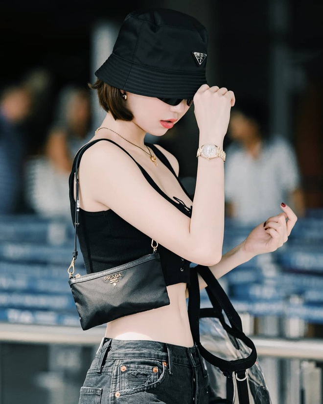 Hôm nào thấy tóc xấu thì bạn cứ học cách diện mũ của Ngọc Trinh, đảm bảo outfit chất hơn mà thần thái cũng lên level đáng kể - Ảnh 4.