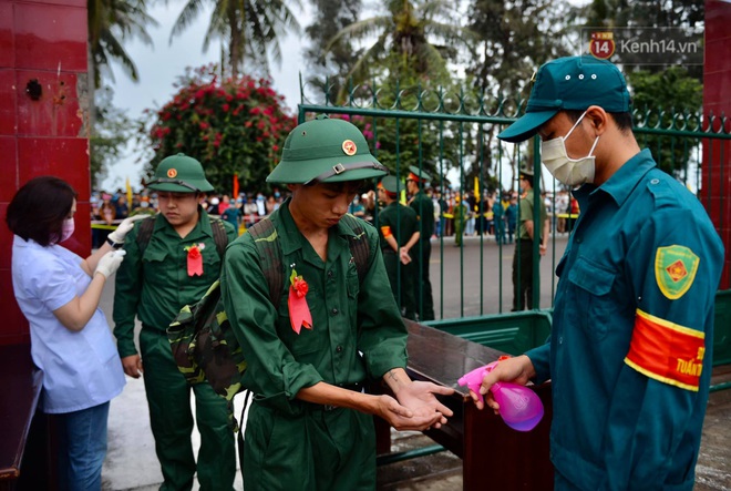 Ảnh: Người thân rưng rưng, bịn rịn tiễn các tân binh lên đường nhập ngũ - Ảnh 3.