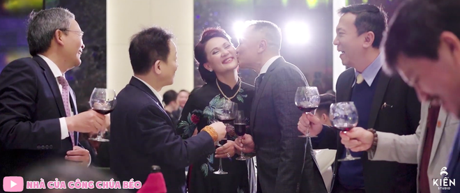 Vợ chồng cựu chủ tịch CLB Sài Gòn hôn nhau ngọt ngào, quẩy cực sung trong đám cưới con gái Quỳnh Anh - Ảnh 1.