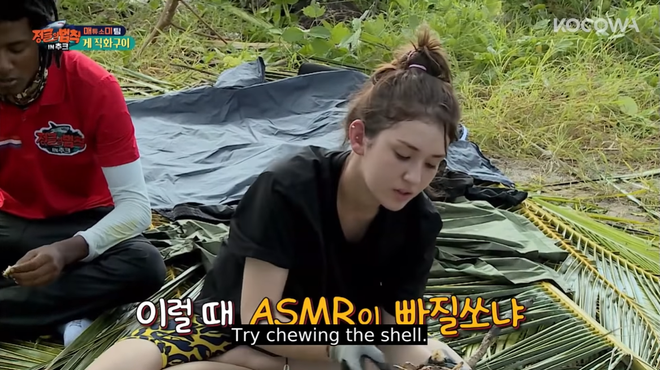 Jeon Somi thể hiện màn ASMR mukbang ngẫu hứng ngay trên đảo khiến dân tình thích thú bởi độ chuyên nghiệp chẳng kém ai - Ảnh 3.