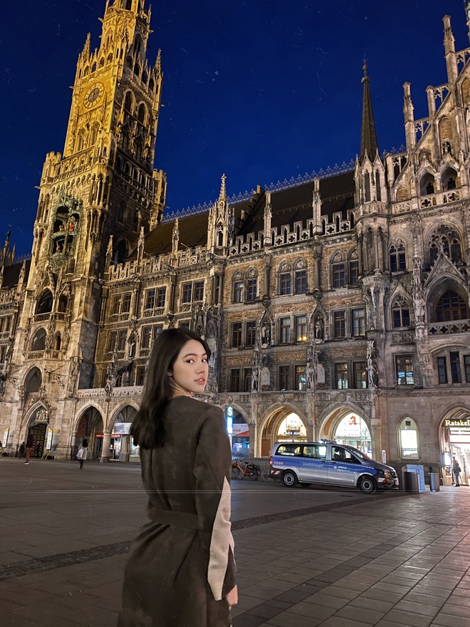 Xem hai mẹ con rich kid Jolie Nguyễn đi du lịch mà ai cũng phải ghen tị: đi vòng quanh châu Âu tận 5 nước, lên hình lung linh cả mẹ lẫn con - Ảnh 4.