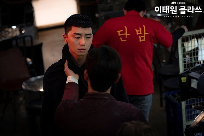 Review Tầng Lớp Itaewon: Các chị đại kình nhau cực gắt, càng xem càng choáng kế hoạch báo thù 15 năm của đầu gấu Park Seo Joon - Ảnh 2.