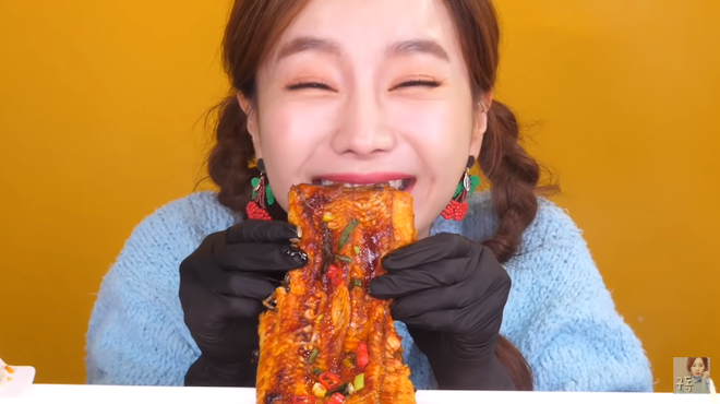 Youtuber Ssoyoung quyết trở thành thánh hải sản: còn tự tay bắt lươn để tiếp tục series mukbang những con bơi dưới nước - Ảnh 9.