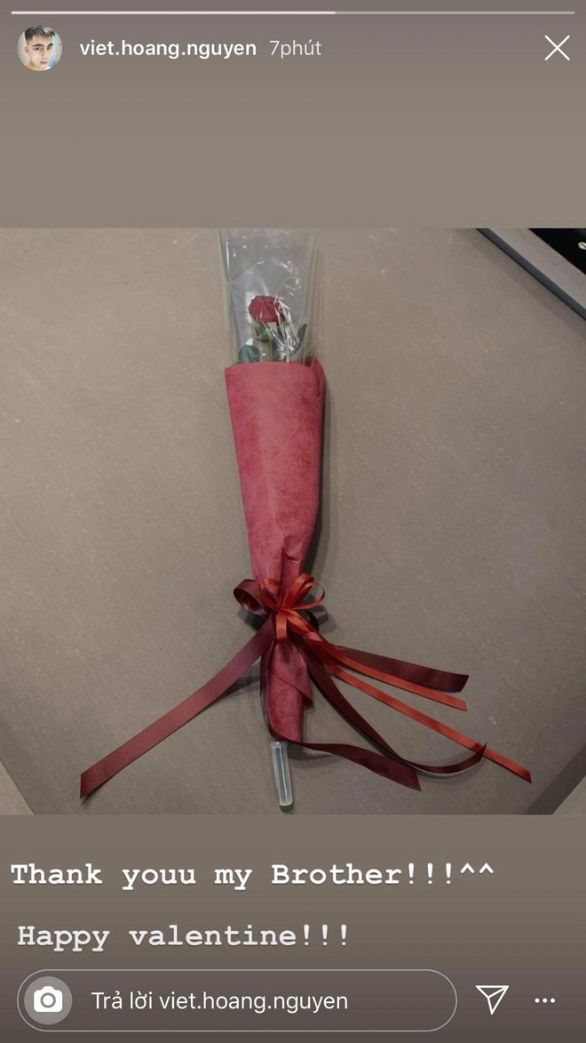 Việt Hoàng khoe hoa hồng ngày Valentine: Tính xắn tay áo tìm info gái nào bạo gan nhìn lại hoá ra là Sơn Tùng, thôi vậy! - Ảnh 1.
