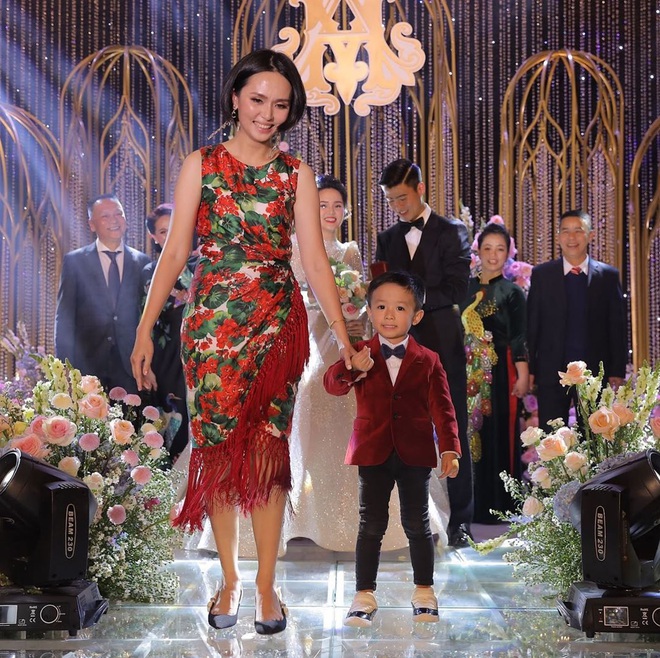 Chị em Huyền My  - Quỳnh Anh giờ mới khoe ảnh chụp chung trong đám cưới: Đọ dáng thì ai hơn ai nè? - Ảnh 2.