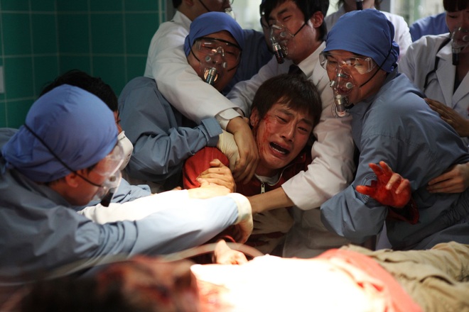 Điểm lại 11 tình tiết gay cấn nhất trong The Flu - phim về đại dịch cúm đình đám xứ Hàn - Ảnh 5.