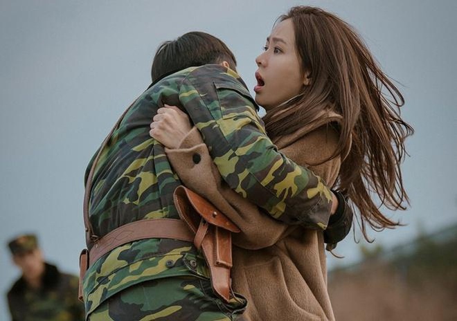 Valentine xem lại Crash Landing On You là chuẩn bài: Son Ye Jin - Hyun Bin tìm thấy nhau cả trên phim lẫn đời thực rồi! - Ảnh 8.