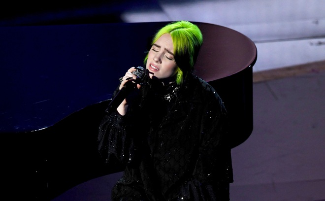 Khỏi cần chờ ai chê, Billie Eilish thẳng thừng gọi màn trình diễn tại Oscar 2020 của mình là Rác rưởi! - Ảnh 4.