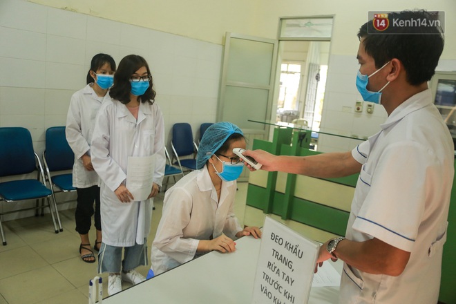 Giữa mùa dịch Covid-19, Đại học Bách khoa Hà Nội tự sản xuất 500 lít dung dịch sát khuẩn để chuyển xuống xã Sơn Lôi - Ảnh 6.