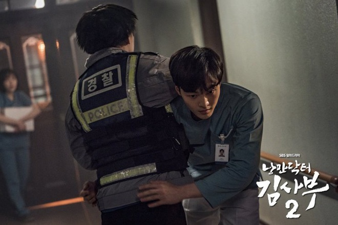 5 khoảnh khắc gây đau tim ở Người Thầy Y Đức 2: Tạt nước sôi vào mặt kẻ cưỡng hiếp, Lee Sung Kyung mất máu vì ngăn ẩu đả - Ảnh 5.