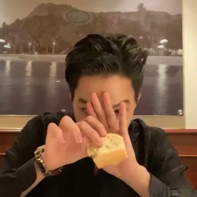 Tập tành quay mukbang chiều fan hâm mộ, Kai (EXO) khiến dân tình thi nhau thả tim ầm ầm bởi những khoảnh khắc cực dễ thương - Ảnh 3.