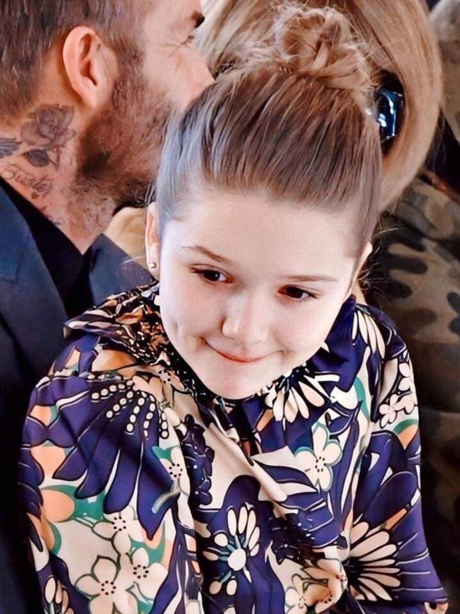 Ngồi trong lòng bố, công chúa nhỏ Harper Beckham lại khiến dân tình xao xuyến: Mỹ nhân tương lai của Hollywood đây rồi! - Ảnh 4.