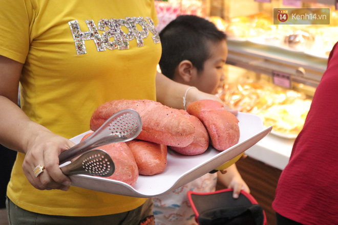 Ăn thử bánh mì thanh long đang “gây bão” Sài Gòn hiện tại, liệu hương vị có gì khác biệt so với loại bình thường ta vẫn hay ăn? - Ảnh 19.