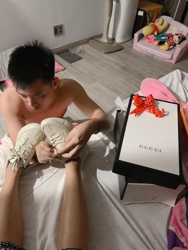 Chồng Ốc Thanh Vân tự tay mang tặng vợ giày hiệu mừng sinh nhật lúc 3h sáng: Ngôn tình đời thực sau 20 năm yêu - Ảnh 2.