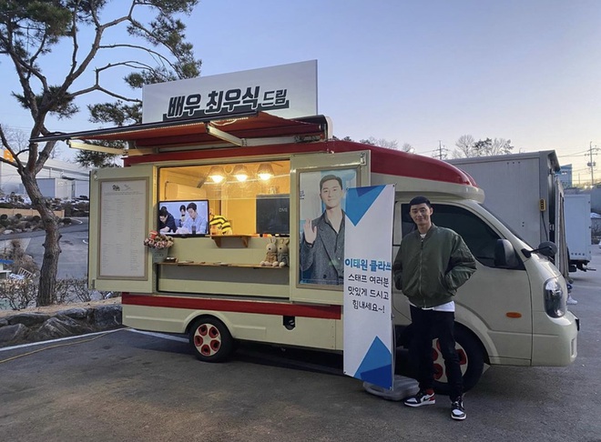 Chiếc xe đồ ăn hot nhất lúc này: do nam tài tử Ký sinh trùng Choi Woo Sik tặng cho đại gia Park Seo Joon của Tầng lớp Itaewon - Ảnh 1.