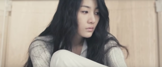 Bạn có nhận ra chị dâu trời hành của Son Ye Jin ở Crash Landing on You là nữ chính MV đình đám Sick Enough To Die một thời? - Ảnh 2.