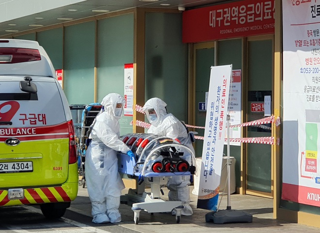 NÓNG: Hàn Quốc bất ngờ có thêm 20 ca nhiễm virus corona mới ngày 19/2, nghi do trường hợp siêu lây nhiễm ở nhà thờ - Ảnh 2.